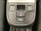 セレクトレバーの下に電子制御パーキングブレーキがあります。スイッチひとつで、停車した地点の傾斜などをシステムが検知・判断してブレーキ力を自動的に最適制御し、しっかり停車できるパーキングシステムです。
