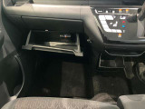 車検証入れになどにも使える便利な収納BOXあります。