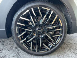 タイヤサイズは215/45R18です
