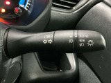 【オートライト】車のセンサーが周囲の明るさを感知し、自動でヘッドライトを点灯・消灯する機能です。この機能は夕暮れ時の交通事故が多い時間帯の安全性を高めてくれます。