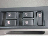 もちろん全席パワーウインドー付。運転席から操作できて便利です。