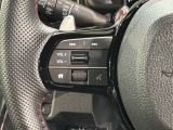 ステアリングにオーディオ操作スイッチが付いています。オーディオ画面に直接タッチしなくても操作が出来ますので、運転に集中できます。