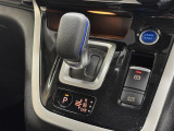 【シフトレバー】近年のハイブリッド車特有のスマートなシフトレバー。身近に触れるポイントですが、先進的で近未来のような印象を受けますね。