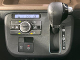 【オートエアコン】一度お好みの温度に設定すれば、車内の温度を検知し風量や温度を自動で調整。暑い&hellip;寒い&hellip;と何度もスイッチ操作をする必要はありません。快適な車内空間には必須の機能ですね♪
