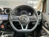 クルーズコントロールは、アクセルペダルを踏まなくても運転者がセットした一定の速度(約30〜100km/h)で走行できるシステムです。高速道路の長距離運転で、疲労を軽減してくれますよ。