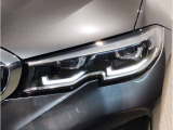 BMWの伝統の丸目4灯ヘッドライトでございます。LEDライトで視認性もよく明るく安全性の向上につながります。