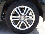 タイヤサイズは、155/65R14です。高品質でデザインにも優れている純正アルミホイールが装備され、スポーティーな雰囲気を演出しています。