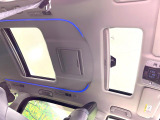 【サンルーフ】開放感たっぷりの希少装備、サンルーフが装着されています!車内に明かりを取り入れたり景色を楽しむ以外にも、車内の空気も簡単に換気できて快適です!