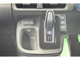 ハイブリッドカーですが運転操作は普通の車と変わりませんのでご安心ください。操作方法はスタッフが説明いたしますのでお気軽にご質問ください