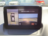 車両の前後左右に備えた計4つのカメラを活用し、車両上方から見たトップビューのほか、フロントビュー、リアビュー、左右サイドビューの映像をセンターディスプレイに表示いたします!