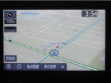 ナビ付きで、遠出や初めての道も安心。道に迷う心配が少なく、同乗者との会話や運転に集中出来ます。ご家族でのお出かけにも心強いポイントです。