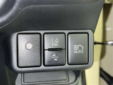 オートマチックハイビームとは、先行車や対向車のライトを認識し、ハイビームとロービームを自動で切り替える機能です。夜道の視界を確保します。詳細は販売店スタッフまでおたずねください。