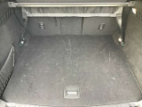 ラゲージルーム!後ろのシートは片方ずつ倒せます。乗る人や積む荷物に応じてアレンジが可能ですので多彩に使えてとても便利です。