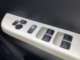 ラクラク操作のパワーウインドウ付きです。運転席はワンタッチオート機能付きです。また、電動格納ドアミラーも装着、狭い駐車スペースなどでの使用時に大変便利です。