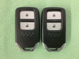 スマートキーを装備しています。鍵を差し込むことなくドアロックの開け閉めと、スタートボタン操作でのエンジンスタートができます。スペアキーも同じものを用意しております。