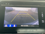 【リアカメラ】リバースに入れるだけで後方の映像が映ります。安全確認や、狭い駐車場での車庫入れ、雨の日や夜間など視界の悪い時に便利です。安全にバックする為には欠かせない装備です。