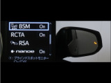 隣車線を走る車両をレーダーで検知し、ドアミラーでは確認しにくい後側方エリアに存在する車両に加え、急接近してくる車両も検知します。車両を検知するとドアミラーに搭載されたLEDインジケーターが点灯します。