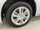 タイヤサイズは165/65R14!残り溝は4ミリ程度です!ホイールキャップに擦り傷箇所あり。(左フロントタイヤ)