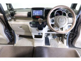 ドライバーを包み込むように、ディスプレーやスイッチ、コンソールを配置。座った瞬間から運転への期待が!空間そのものの心地よさにこだわっています。