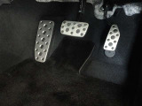 ゴムの滑り止めを組み合わせたアルミ製スポーツペダルです。靴が濡れていても滑りにくく、快適なドライブが楽しめます♪