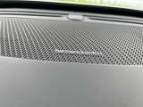 【harman kardon】ハーマンカードンのHi-Fiスペシャリストと共に、モデル別に開発・設計された専用チューニングが臨場感溢れる音響空間を実現しています。