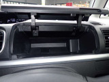 運転席前方には小物類を入れて置く事が可能になっております!