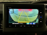 【バックカメラ】運転が苦手な方も車庫入れラクラクです!ギアをリバースに入れれば自動的に切り換わりますので、面倒な操作は不要です♪狭い駐車場もお車を傷つけず安心ですね!