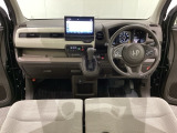 車内は光触媒抗菌消臭施工済です。スタイリッシュなデザインで暖かみのあるインパネ周りを演出します。グローブボックスやカップホルダーのほかにトレーなどたくさんの収納スペースが装備されています。
