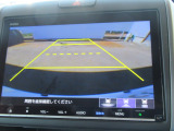 【リアカメラ】リバースに入れるだけで後方の映像が映ります。安全確認や、狭い駐車場での車庫入れ、雨の日や夜間など視界の悪い時に便利です。安全にバックする為には欠かせない装備です。