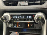 デュアルエアコンとは、運転席と助手席で、個別に温度設定ができる機能です。気温の感じ方は、人それぞれ違うもの。乗る人に優しい機能ですね。