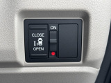 片側電動スライドドアです。リモコンや運転席スイッチ、ドアハンドルの操作で自動開閉。お子さまを抱きかかえている時や荷物の多い時などに便利です。