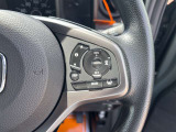 【クルーズコントロール】アクセル操作なしで一定速度を保つ機能。先行車との距離を自動調整する追従型が主流で、高速走行時の疲労を劇的に軽減します。長距離移動が多いお客様への商談では必須の快適装備です。