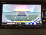 バックでの車庫入れも安心です! リアカメラが付いているバックモニター付のナビを装備しております。操作線もついており距離感も画面から確認できます。