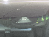【ホンダセンシング】走行中に前方の車両等を認識し、衝突しそうな時は警報とブレーキで衝突回避と被害軽減をアシスト。より安全にドライブをお楽しみいただけます。