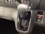 インパネシフトを採用しているので、前席の足元も広々としています。運転席と助手席の行き来もスムーズです!