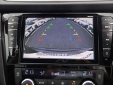 【アラウンドビュ-モニタ-】駐車中のクルマを、上空から見下ろしているかのような映像にして表示します。ひと目で周囲の状況がわかるため、スムースに駐車できます。