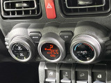 【オートエアコン】一度お好みの温度に設定すれば、車内の温度を検知し風量や温度を自動で調整。暑い&hellip;寒い&hellip;と何度もスイッチ操作をする必要はありません。快適な車内空間には必須の機能ですね♪