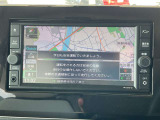 日産純正メモリーナビ(MJ121D-W)装備。便利な音声対話検索にくわえ、アプリで情報取得や動画視聴にスマホ活用に対応、快適な画面操作と高音質な