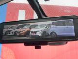 車両後部より後方が映るインテリジェントルームミラー。後ろに荷物を満載にしても、定員乗車でもルームミラーで見る視界は良好です!