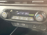 【オートエアコン】一度お好みの温度に設定すれば、車内の温度を検知し風量や温度を自動で調整。暑い&hellip;寒い&hellip;と何度もスイッチ操作をする必要はありません。快適な車内空間には必須の機能ですね♪
