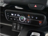 【オートエアコン】温度を設定すれば自動で快適な車内温度を保ちます。エアコン内部の高性能脱臭フィルターで車内のアレルゲンや花粉を除去。