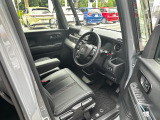 フロントベンチシートだから運転席助手席足元もゆったり広々快適です。助手席への移動も楽々です。