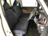 運転席の座面高さを調整できるシートリフターが付いています。フロントシートはベンチシートを採用で、座面も広く使い勝手もいいですよ♪