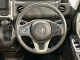 インテリアに合わせたデザインのステアリングは、運転される方のことも考え、運転しやすい形状、大きさです。是非一度、実際に触ってお確かめください。