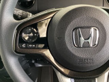 ステアリングスイッチがついていますので、オーディオのチャンネル変更、ボリューム、ジャンル変更が操作可能です。ハンドルから手を離さず安全に操作できます。
