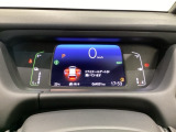 デジタル表示のスピードメーターとタコメーター、燃費やオドメーターなどの表示の他に、ホンダセンシング機能などの表示もできる多機能なマルチインフォメーション・ディスプレイです。