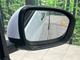 【後方車輛検知】走行中、ドアミラーの死角になりやすい箇所に後続車が接近するとサイドミラー付近に警告を表示、ドライバーに注意喚起をしてくれます。