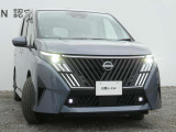 アダプティブLEDヘッドライト。フロントカメラで前方の状況を検知し対向車や先行車に眩しい思いをさせることなく必要なところだけを遠くまで照射します。