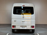 後方に車両や壁などの障害物がある場合、クルマが誤操作を察知して、衝突を未然に防ぎます。