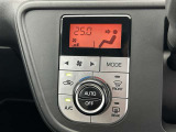 ★エアコンはオートタイプが装着済みです!オートモードにしておけば、車内温度を設定するだけで風の料や吹き出し口の切り替えを機械が行ってくれます!一年中快適な環境を作れますよ♪